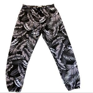 PINK Classic pant with puppy emblem and floral print Medium womans